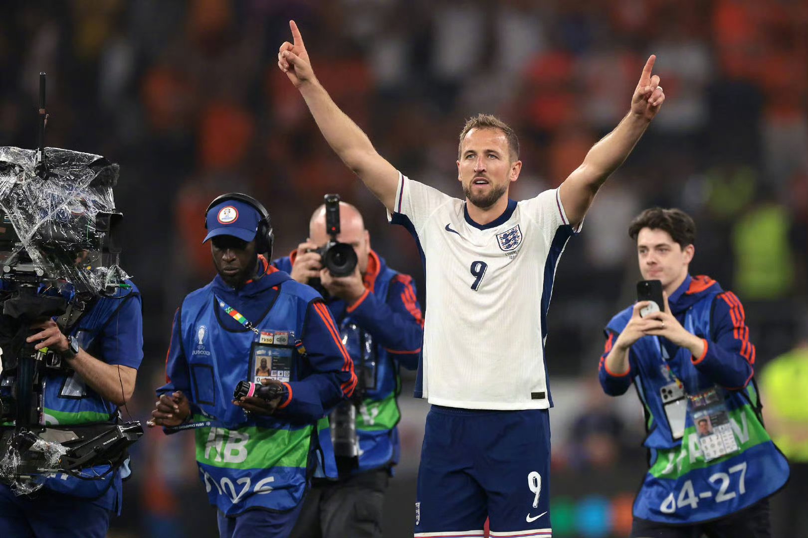 英格兰球员表现抢眼，夺得国际比赛冠军