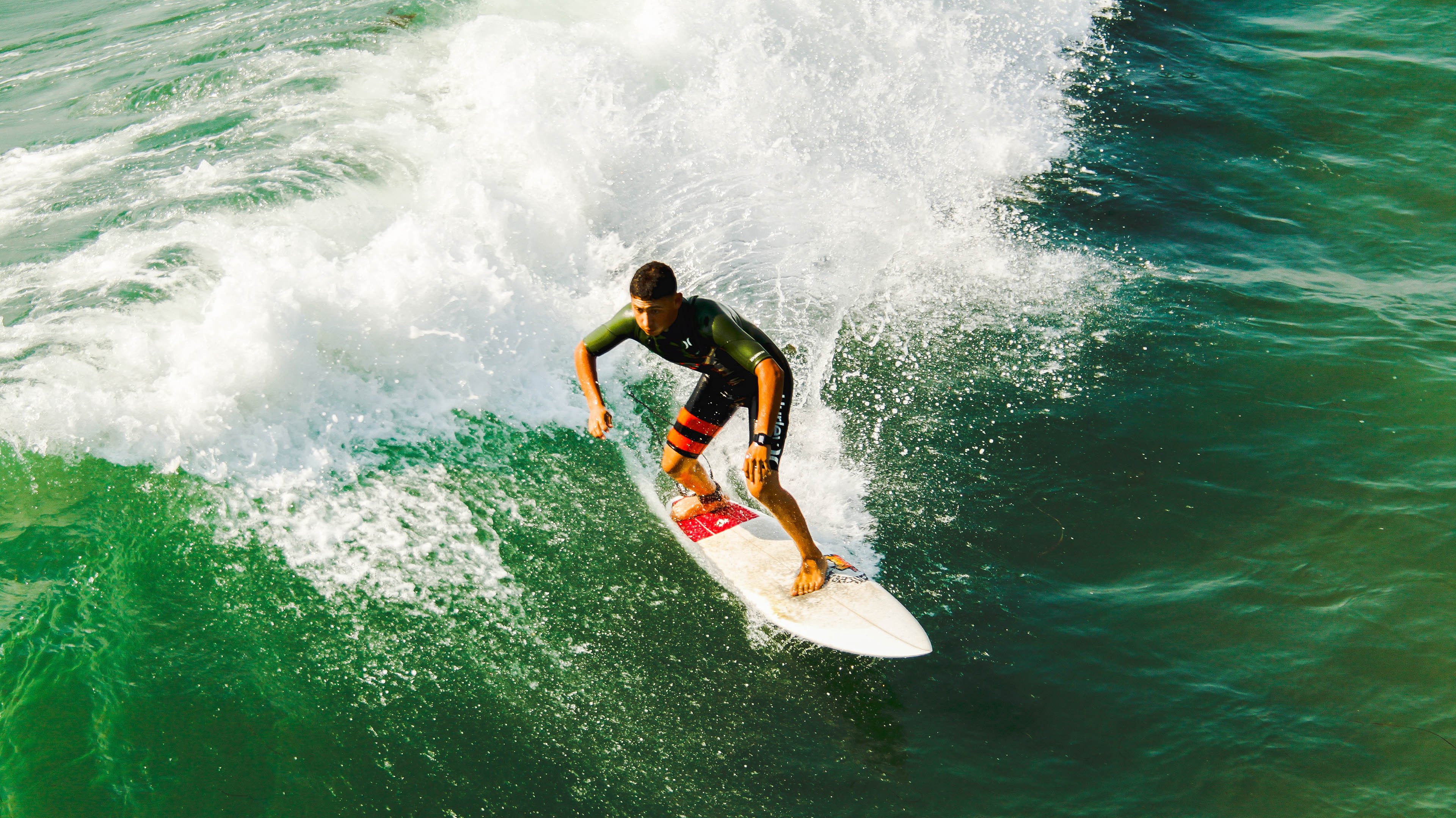 赛道上的心跳时刻，皮亚斯特里关键制胜，哈斯车队险胜红牛二队